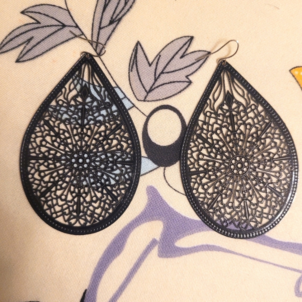 4/$25 Black Dangles -Earings